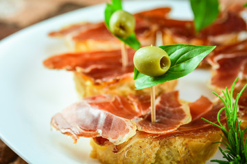 Tapas Serrano 