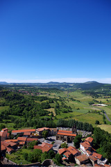 Fototapeta na wymiar vue depuis la forteresse de Polignac sur le village de Polignac, haute loire 