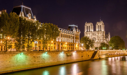 Fototapeta na wymiar Paris Île de la Cité bei Nacht