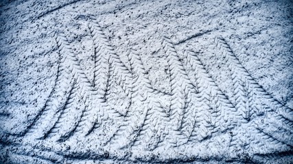 Tarktorspuren im Acker: Von Schnee überzuckerte Landschaft in Franken, Deutschland