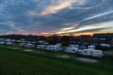 Campingplatz bei Sonnenaufgang