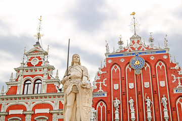 Obraz premium Statue of Roland, favorite nephew of Charlemagne and representative of freedom and justice in front of the guild house of the Blackheads. Riga, Latvia