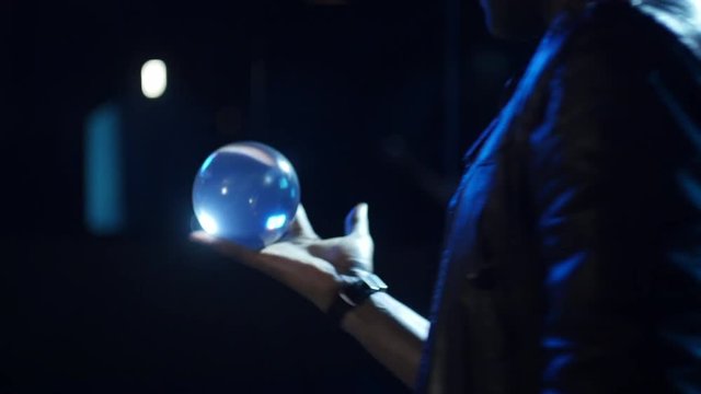 4K Magician rolls a ball on his palm not using anything but pulm