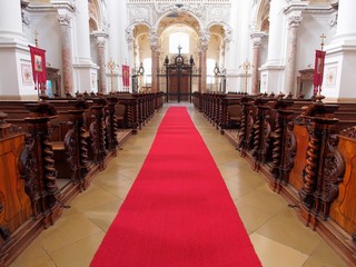 Feiertag - der rote Teppich ist ausgerollt in der Stiftskirche St. Florian - obrazy, fototapety, plakaty