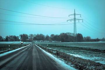 Landstraße mit Schneematsch in NRW