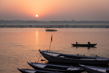 Naklejka premium Varanasi al atardecer, India. 