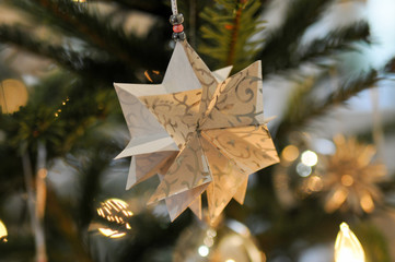 weihnachtsbaum deko kugeln stickerien stern strohstern anhänger
