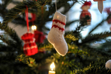 weihnachtsbaum deko kugeln stickerien stern strohstern anhänger