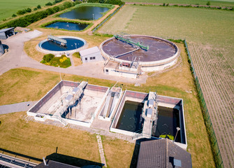 Klärtechnik - mehrere reinigungsstufen einer Abwasserkläranlage, Luftaufnahme