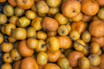 Mandarins of various sizes on the counter of the Vietnamese market