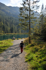 Fototapeta premium wanderer im kleinwalsertal am herzsee
