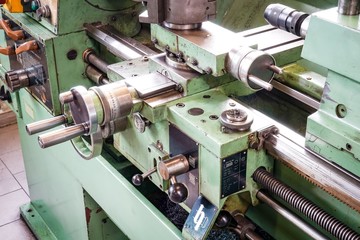 Industrie - Metallbearbeitung, Maschine mit Bohrvorrichtung