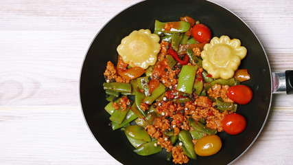 Сытное овощное рагу из фасоли и фарша на кухонном столе