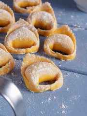 Tortelloni di pasta fresca fatti in casa su tavolo