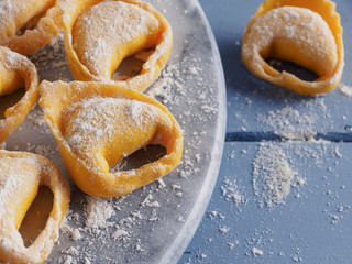 Tortelloni di pasta fresca