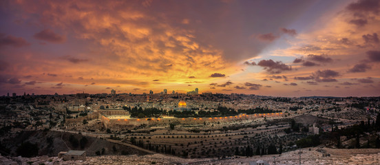 Fototapeta premium Panoramiczny widok zachodu słońca na Stare Miasto w Jerozolimie i Wzgórze Świątynne z Góry Oliwnej