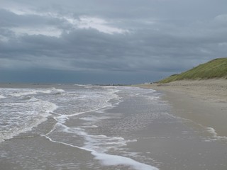 Der Strand der Nordseeinsel Wangerooge im Herbststurm 