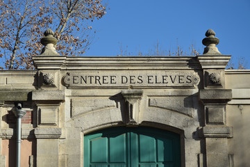 Entrée des élèves de l'école élémentaire François Arago à Narbonne, Aude, Languedoc,...