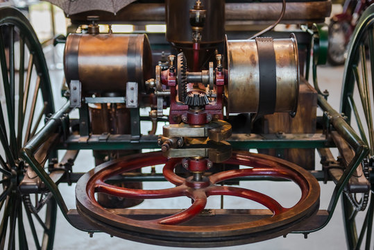 Carriage motor that rides without a horse