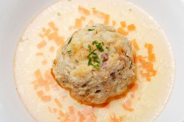 Bayerischer Speckknödel in einer Brühe