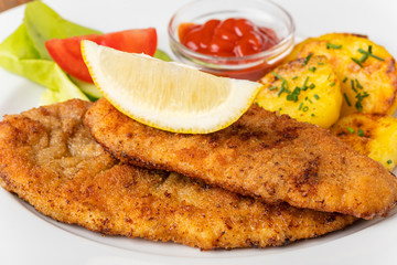 Nahaufnahme von einem Wiener Schnitzel mit Kartoffeln