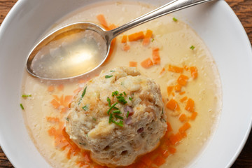 Bayerischer Speckknödel in einer Brühe
