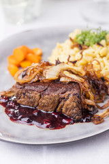 Zwiebelrostbraten mit Kartoffeln