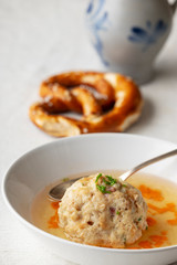 Bayerischer Speckknödel in einer Brühe