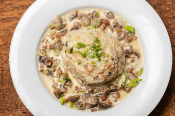 Bayerischer Knödel in Pilzsoße