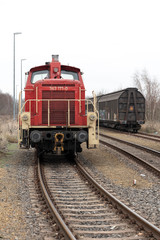 Lokomotive und Wagons auf dem Güterbahnhof