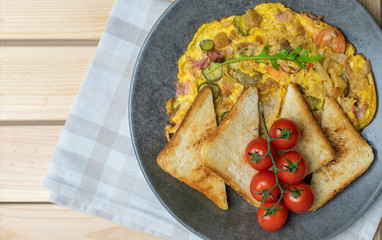 Omelette with pork crisps and torshi, vegetables
