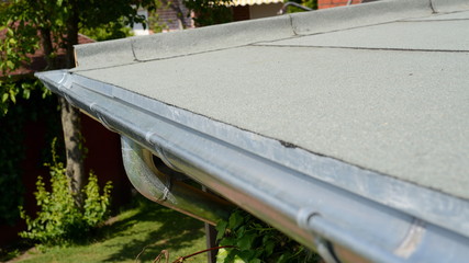 Flachdach Haus Dachdecken: Rinne neu an der Überdachung vom Dachdecker fertig