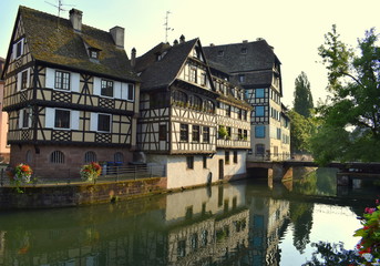 Fototapeta na wymiar river side houses in strasbourg