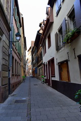 Fototapeta na wymiar narrow street in Strasbourg 