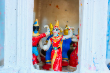 Tanzende Figuren in einem Buddhistischen Tempel