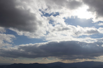 山頂から見る空