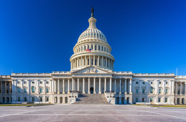 Fototapeta na wymiar US Capitol over blue sky