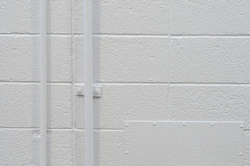 白く塗装した壁とパイプ