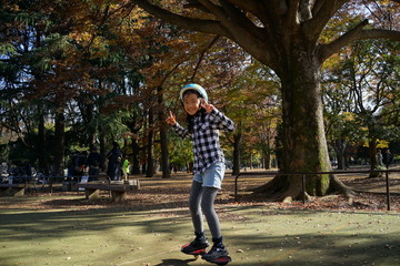 Fototapeta premium リップスティック 遊ぶ 少女 秋 公園 遊ぶ ヘルメット