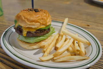 ハンバーガー　フライドポテト　ファストフード　ボリューム