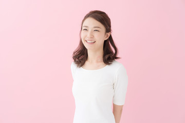Fototapeta premium 女性・ピンクバック