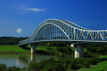 青空と北上大橋