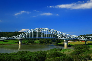 青空と北上大橋