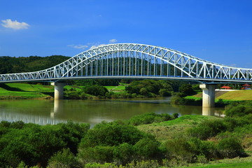 Fototapeta premium 青空と北上大橋