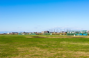 青空の多摩川河川敷グランド