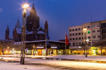 Fototapeta na wymiar Mainzer Dom im Schnee