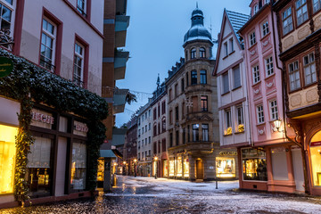 Beleuchtete Mainzer Altstadt im Schnee