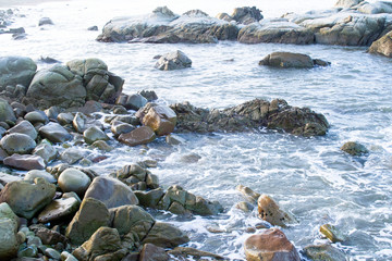 白波の立つ海岸