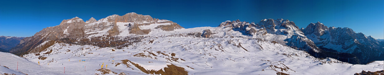 Fototapeta na wymiar Campiglio, panoramica delle cime dalla malga Patascoss
