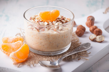  Mandarin smoothies with yogurt and hazelnuts